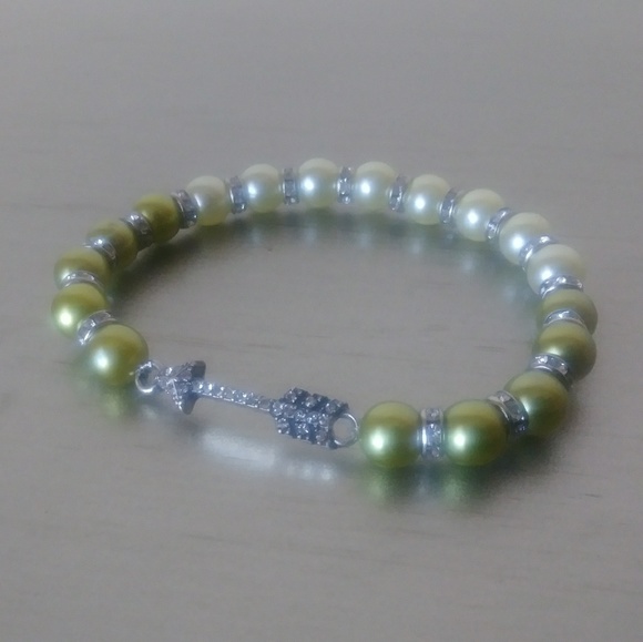 Handmade glam arrow and green faux pearl beads - Picture 1 of 3